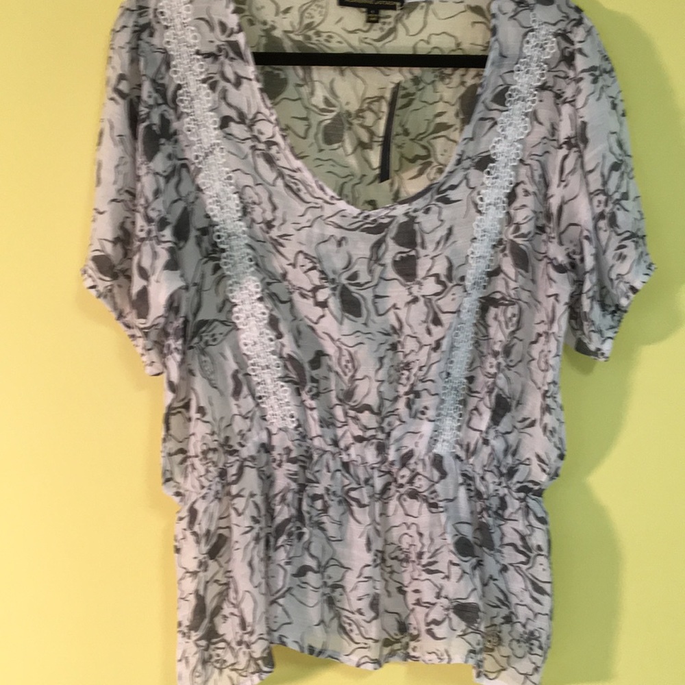 Gray and white flowered top size large new with tags